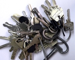 How can I reuse or recycle old house keys?